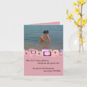 Niedliche Kleinkinder am Strand Geburtstagskarte Karte (Gelbe Blume)