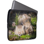 Niedliche Kleintiere | Baby Red Fox Kits Schlafen Laptopschutzhülle (Vorne Rechts)