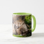 Niedliche Kleintiere | Baby Red Fox Kits Schlafen Tasse (VorderseiteRechts)