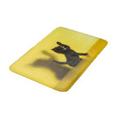 Niedliche Kleintiere | Black Cat Playing Badematte (Schrägansicht)