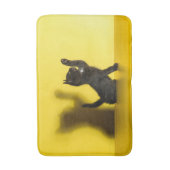 Niedliche Kleintiere | Black Cat Playing Badematte (Vorderseite Vertikal)