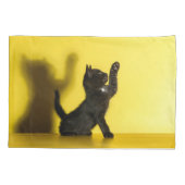 Niedliche Kleintiere | Black Cat Playing Kissenbezug (Rückseite)