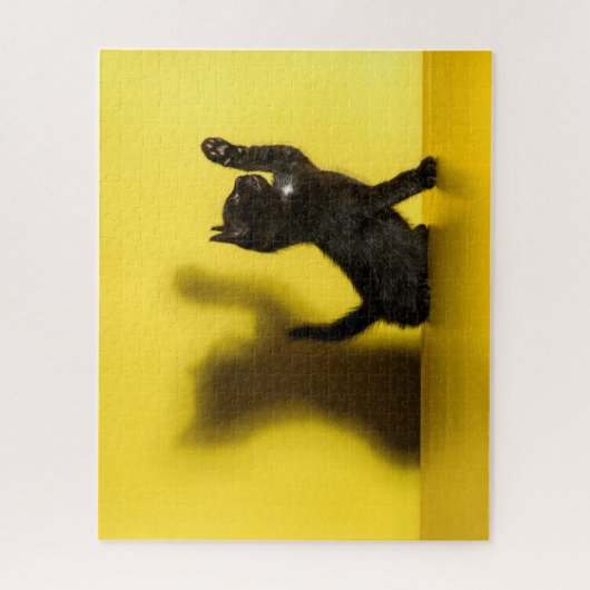 Niedliche Kleintiere | Black Cat Playing Puzzle (Vertikal)