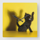 Niedliche Kleintiere | Black Cat Playing Quadratische Wanduhr (Vorderseite)