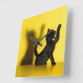 Niedliche Kleintiere | Black Cat Playing Quadratische Wanduhr (Winkel)