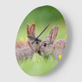 Niedliche Kleintiere | Bunny Kiss Große Wanduhr (Winkel)