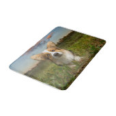 Niedliche Kleintiere | Corgi in Cloudy Yard Badematte (Schrägansicht)