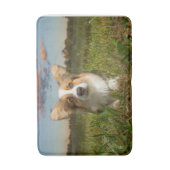 Niedliche Kleintiere | Corgi in Cloudy Yard Badematte (Vorderseite Vertikal)