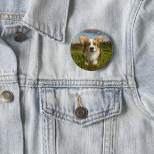 Niedliche Kleintiere Corgi in Cloudy Yard Button