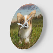 Niedliche Kleintiere | Corgi in Cloudy Yard Große Wanduhr (Winkel)