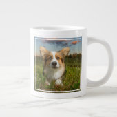 Niedliche Kleintiere | Corgi in Cloudy Yard Jumbo-Tasse (Rechts)