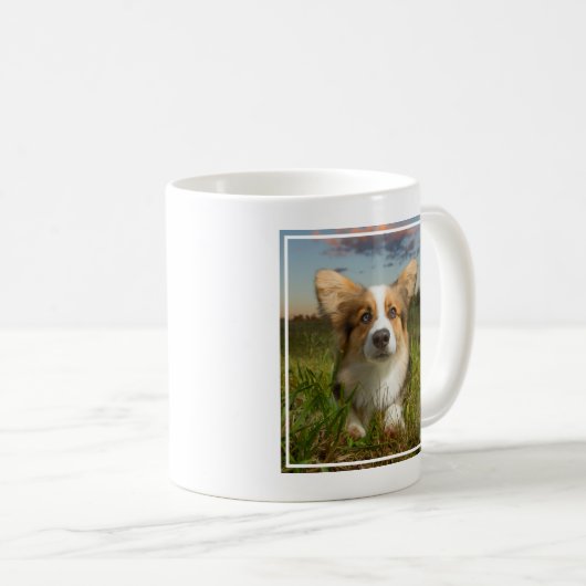 Niedliche Kleintiere | Corgi in Cloudy Yard Kaffeetasse (VorderseiteRechts)