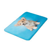 Niedliche Kleintiere | Corgi Puppy auf blau Badematte (Schrägansicht)