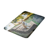 Niedliche Kleintiere | Corgi Puppy auf einer Parkb Badematte (Schrägansicht)