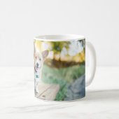 Niedliche Kleintiere | Corgi Puppy auf einer Parkb Kaffeetasse (VorderseiteRechts)
