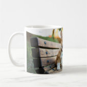 Niedliche Kleintiere | Corgi Puppy auf einer Parkb Kaffeetasse (Links)