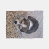 Niedliche Kleintiere | Corgi Puppy auf Shag Rug Fleecedecke (Vorderseite (Horizontal))