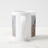 Niedliche Kleintiere | Corgi Puppy auf Shag Rug Jumbo-Tasse (Rückseite)