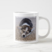 Niedliche Kleintiere | Corgi Puppy auf Shag Rug Jumbo-Tasse (Rechts)