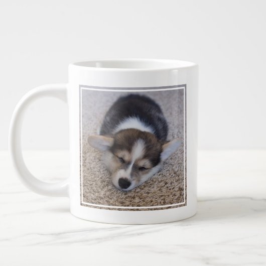Niedliche Kleintiere | Corgi Puppy auf Shag Rug Jumbo-Tasse (Links)