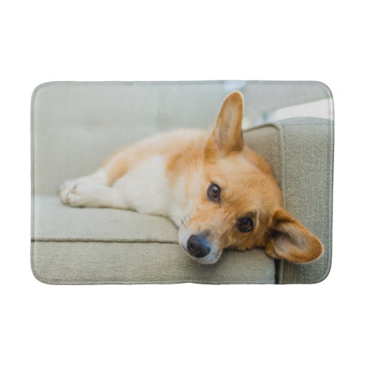 Niedliche Kleintiere | Corgi Puppy on Couch Badematte (Vorderseite)