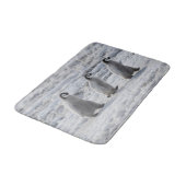 Niedliche Kleintiere | Drei Kaiserpinguin - Chicks Badematte (Schrägansicht)