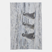 Niedliche Kleintiere | Drei Kaiserpinguin - Chicks Geschirrtuch (Vertikal)