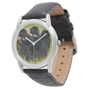 Niedliche Kleintiere Drei Schimpansen umarmt Armbanduhr