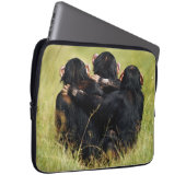 Niedliche Kleintiere | Drei Schimpansen umarmt Laptopschutzhülle (Vorne Rechts)