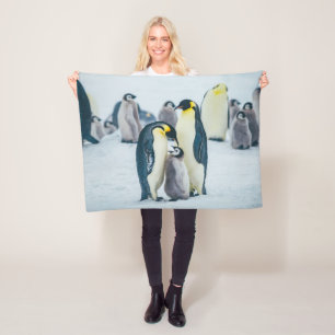 Niedliche Kleintiere Fütternd Baby Pinguin Fleecedecke