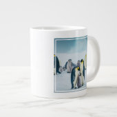 Niedliche Kleintiere | Fütternd Baby Pinguin Jumbo-Tasse (Vorderseite Rechts)