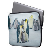 Niedliche Kleintiere | Fütternd Baby Pinguin Laptopschutzhülle (Vorderseite Links)