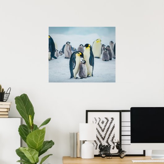 Niedliche Kleintiere | Fütternd Baby Pinguin Poster (Heimbüro)