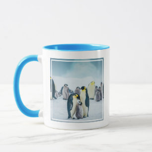 Niedliche Kleintiere   Fütternd Baby Pinguin Tasse