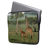 Niedliche Kleintiere | Giraffe Calf & Mama Laptopschutzhülle (Vorderseite Links)