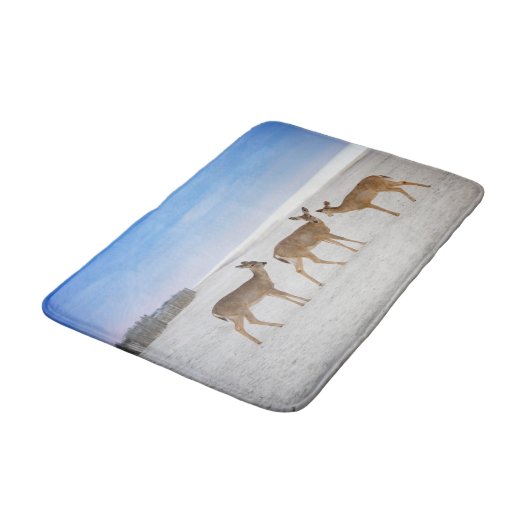 Niedliche Kleintiere | Hirsche am Strand Badematte (Schrägansicht)