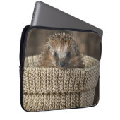 Niedliche Kleintiere | Igel in einem Korb Laptopschutzhülle (Vorne Rechts)