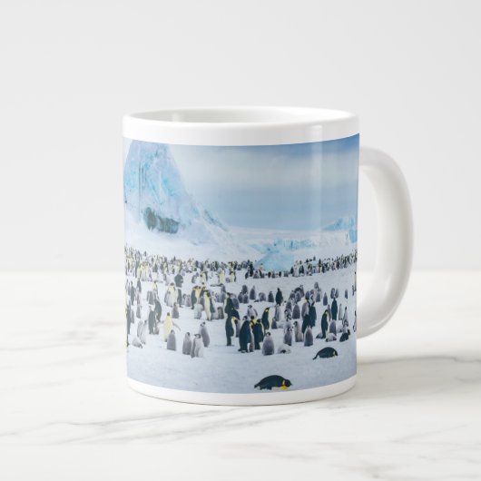 Niedliche Kleintiere | Kaiser-Pinguin-Kolonie Jumbo-Tasse (Vorderseite Rechts)