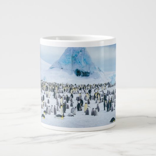 Niedliche Kleintiere | Kaiser-Pinguin-Kolonie Jumbo-Tasse (Vorderseite)