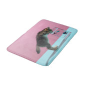 Niedliche Kleintiere | Kätzchen Blick auf Fischsch Badematte (Schrägansicht)