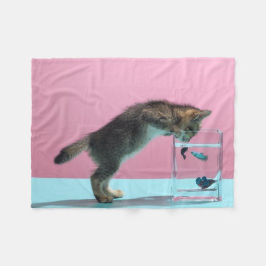 Niedliche Kleintiere | Kätzchen Blick auf Fischsch Fleecedecke (Vorderseite (Horizontal))