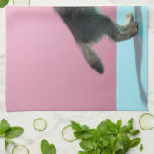 Niedliche Kleintiere | Kätzchen Blick auf Fischsch Geschirrtuch (Gefaltet)