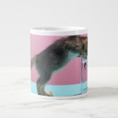 Niedliche Kleintiere | Kätzchen Blick auf Fischsch Jumbo-Tasse (Vorderseite)