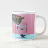 Niedliche Kleintiere | Kätzchen Blick auf Fischsch Jumbo-Tasse (Rechts)