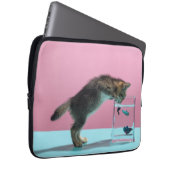 Niedliche Kleintiere | Kätzchen Blick auf Fischsch Laptopschutzhülle (Vorne Rechts)