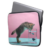 Niedliche Kleintiere | Kätzchen Blick auf Fischsch Laptopschutzhülle (Vorderseite Links)