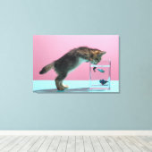 Niedliche Kleintiere | Kätzchen Blick auf Fischsch Leinwanddruck (Insitu (Holzboden))