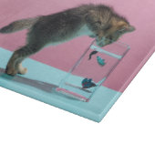 Niedliche Kleintiere | Kätzchen Blick auf Fischsch Schneidebrett (Ecke)