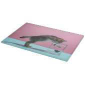 Niedliche Kleintiere | Kätzchen Blick auf Fischsch Schneidebrett (Ecke)