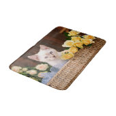 Niedliche Kleintiere | Kätzchen und Gelbe Rosen Badematte (Schrägansicht)